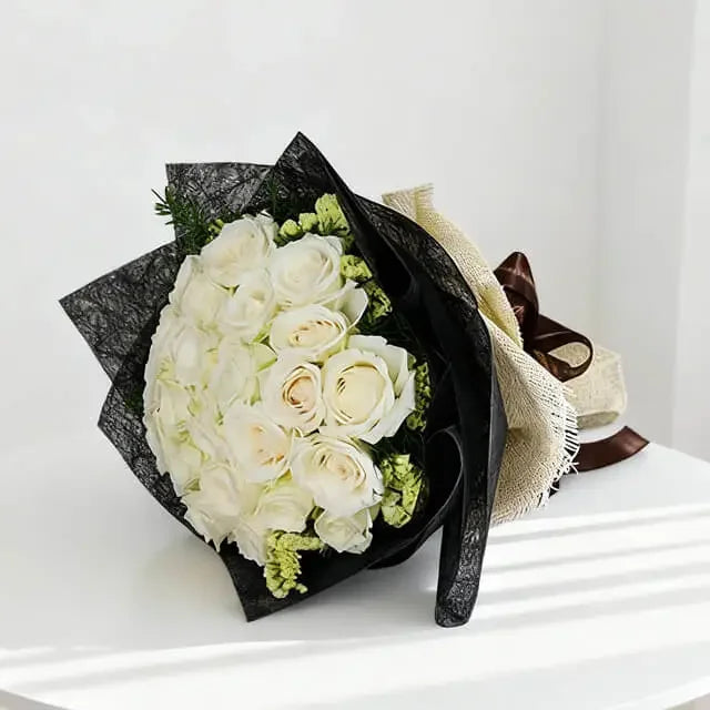 Bouquet bunga mawar putih elegan dari online florist, dikemas dengan kertas hitam dan pita cokelat