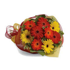 Buket bunga gerbera merah dan kuning dari online florist, dikemas rapi dengan pita