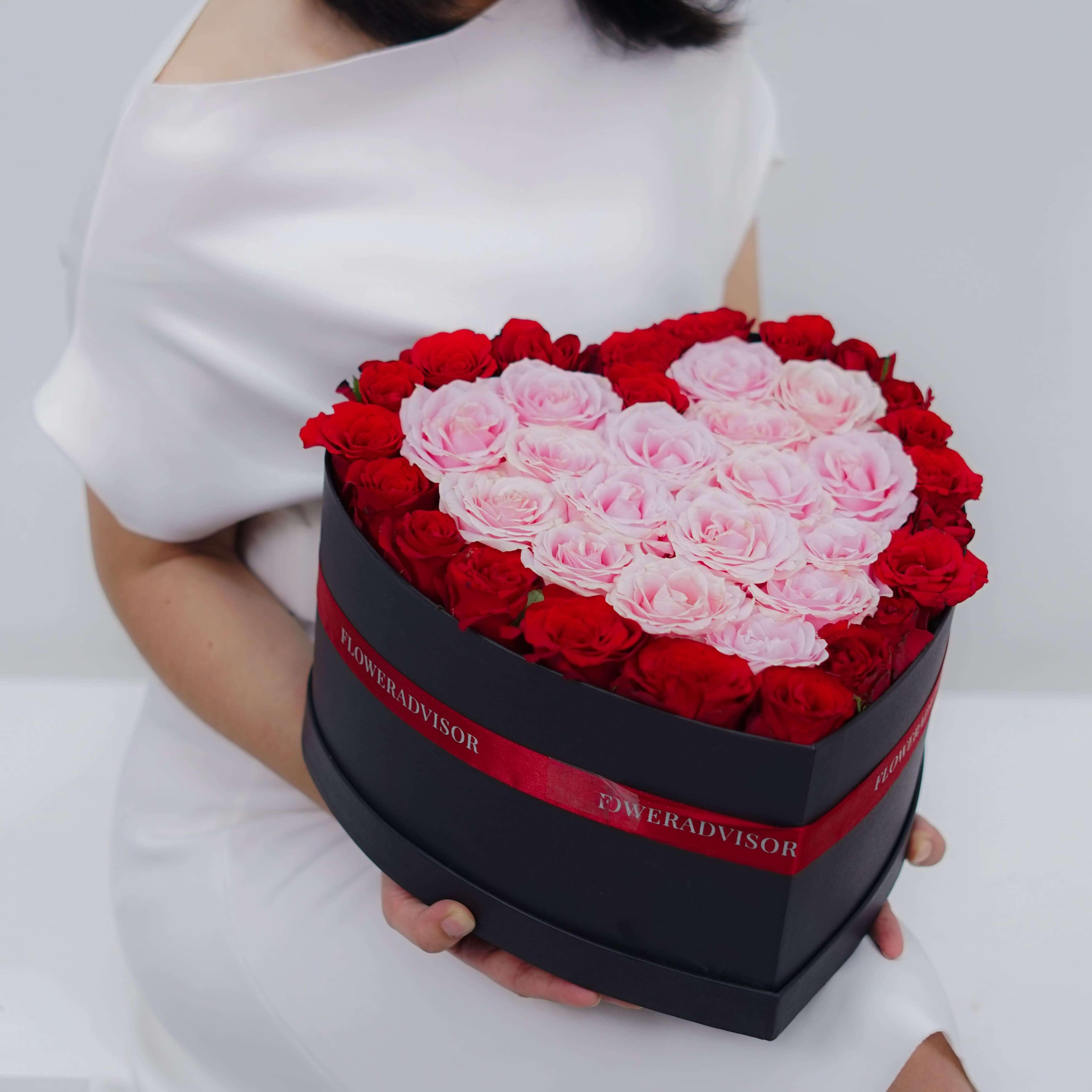 Bunga mawar merah dan pink dalam kotak hati dari online florist, hadiah romantis untuk kejutan spesial.