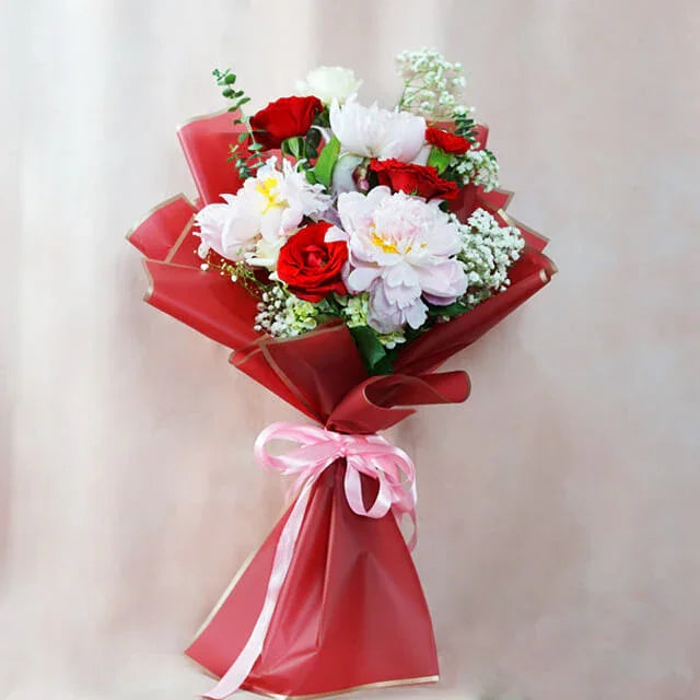 Bouquet bunga merah dan putih elegan dari online florist, dikemas dengan pita pink