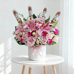 Buket bunga mawar dan lili pink dengan cokelat Ferrero, layanan online florist terpercaya