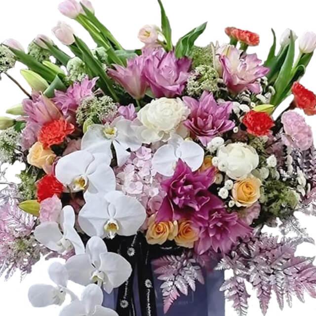 Bouquet bunga segar dari online florist, lengkap dengan anggrek putih, mawar, dan tulip warna-warni.