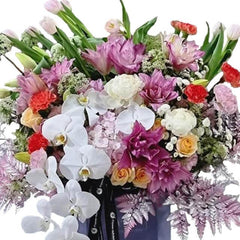 Bouquet bunga segar dari online florist, lengkap dengan anggrek putih, mawar, dan tulip warna-warni.
