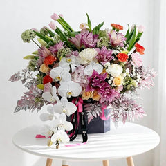 Buket bunga mewah dengan anggrek putih dan tulip, dikirim oleh online florist terpercaya