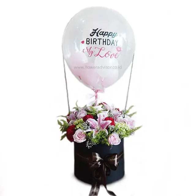 Bunga ulang tahun cantik dalam box hitam dengan balon 'Happy Birthday My Love', online florist terpercaya
