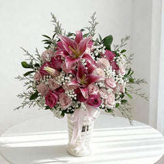 Bouquet bunga mawar dan lili merah muda dari online florist, cocok untuk hadiah istimewa.