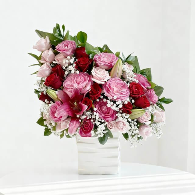 Bouquet bunga mawar merah dan pink dari online florist, cocok untuk hadiah istimewa