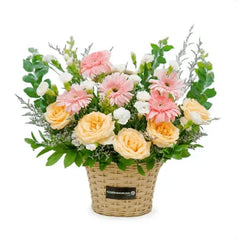 Bouquet bunga segar dalam keranjang anyaman, online florist terpercaya untuk hadiah istimewa
