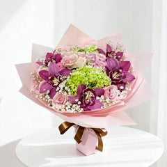 Buket bunga cantik dengan anggrek ungu dan mawar pink, dikemas rapi untuk online florist