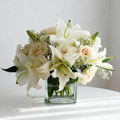 Bouquet bunga putih elegan dalam vas kaca, online florist terpercaya
