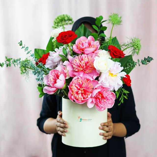Bunga mawar merah dan peony pink dalam box putih, layanan online florist terpercaya
