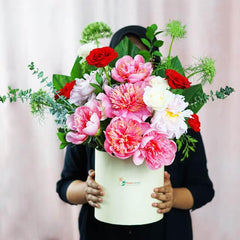 Bunga mawar merah dan peony pink dalam box putih, layanan online florist terpercaya