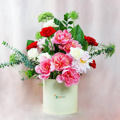 Buket bunga mawar merah, peonia pink, dan bunga putih dalam vas, layanan online florist terpercaya