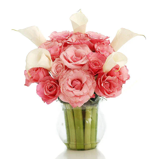 Bouquet mawar pink dan calla lily putih dalam vas kaca, online florist terpercaya