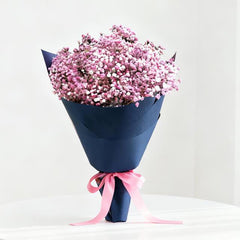 Buket bunga gypsophila pink dan putih, dibungkus kertas biru tua dengan pita pink, online florist