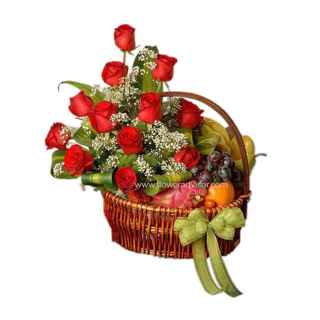 Keranjang bunga mawar merah dan buah segar dari online florist, ideal untuk hadiah istimewa