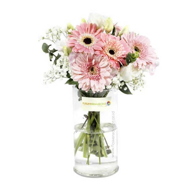 Buket bunga mawar dan gerbera pink dalam vas kaca, layanan online florist terpercaya untuk pengiriman bunga.