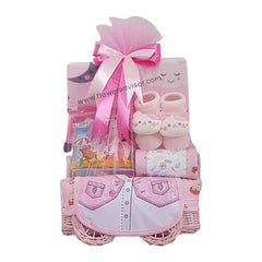 Hadiah bayi perempuan pink dari online florist, termasuk sepatu, popok, dan aksesori lucu dalam keranjang anyaman
