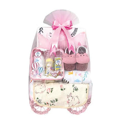 Hadiah bayi lucu dengan selimut, sepatu, dan perlengkapan bayi, dikemas cantik oleh online florist