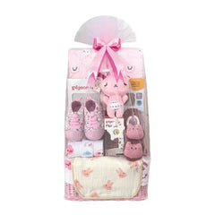Hadiah bayi perempuan lengkap dengan sepatu, mainan, dan selimut, dikemas cantik oleh online florist