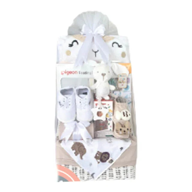 Hadiah bayi lucu dengan mainan, sepatu, dan perlengkapan makan Pigeon, ideal untuk kado kelahiran dari online florist