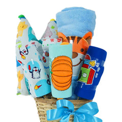 Keranjang hadiah bayi dengan handuk lucu, mainan, dan pita biru — online florist