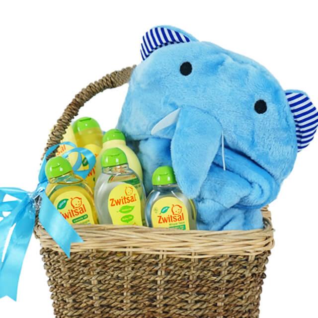 Keranjang hadiah bayi dengan mainan gajah biru dan botol Zwitsal, ideal dari online florist