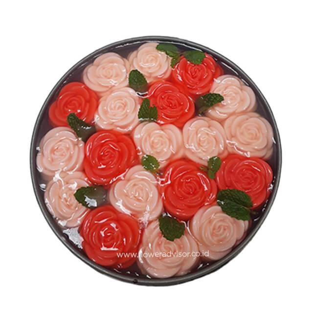 Bunga mawar merah dan pink dalam wadah air, dekorasi cantik dari online florist