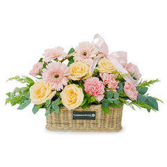 Keranjang bunga cantik dengan mawar kuning, gerbera pink, dan pita lembut, online florist terpercaya