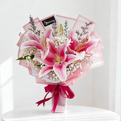 Buket bunga lili pink cantik dari online florist, dikemas rapi dengan pita merah muda