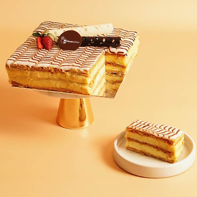 Kue lapis mewah dengan hiasan cokelat dan stroberi, disajikan oleh online florist terpercaya