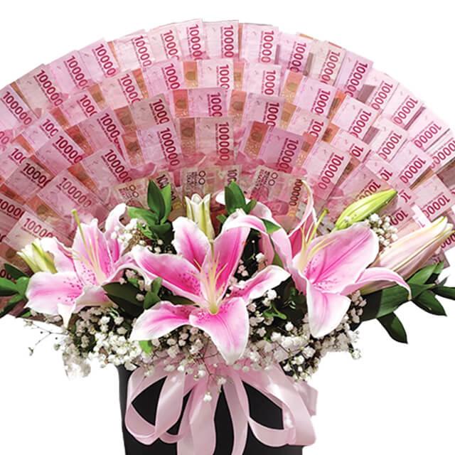 Bouquet bunga lili pink dengan uang kertas, layanan online florist terpercaya