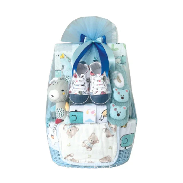 Keranjang hadiah bayi dengan sepatu, mainan, dan perlengkapan bayi, dikirim oleh online florist