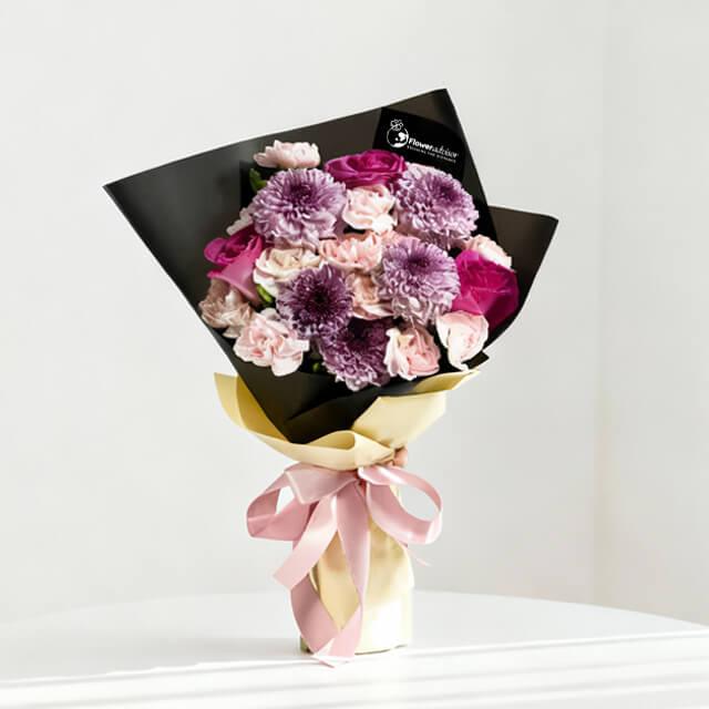 Buket bunga mawar dan krisan ungu pink, dikemas elegan dengan pita, dari online florist terpercaya
