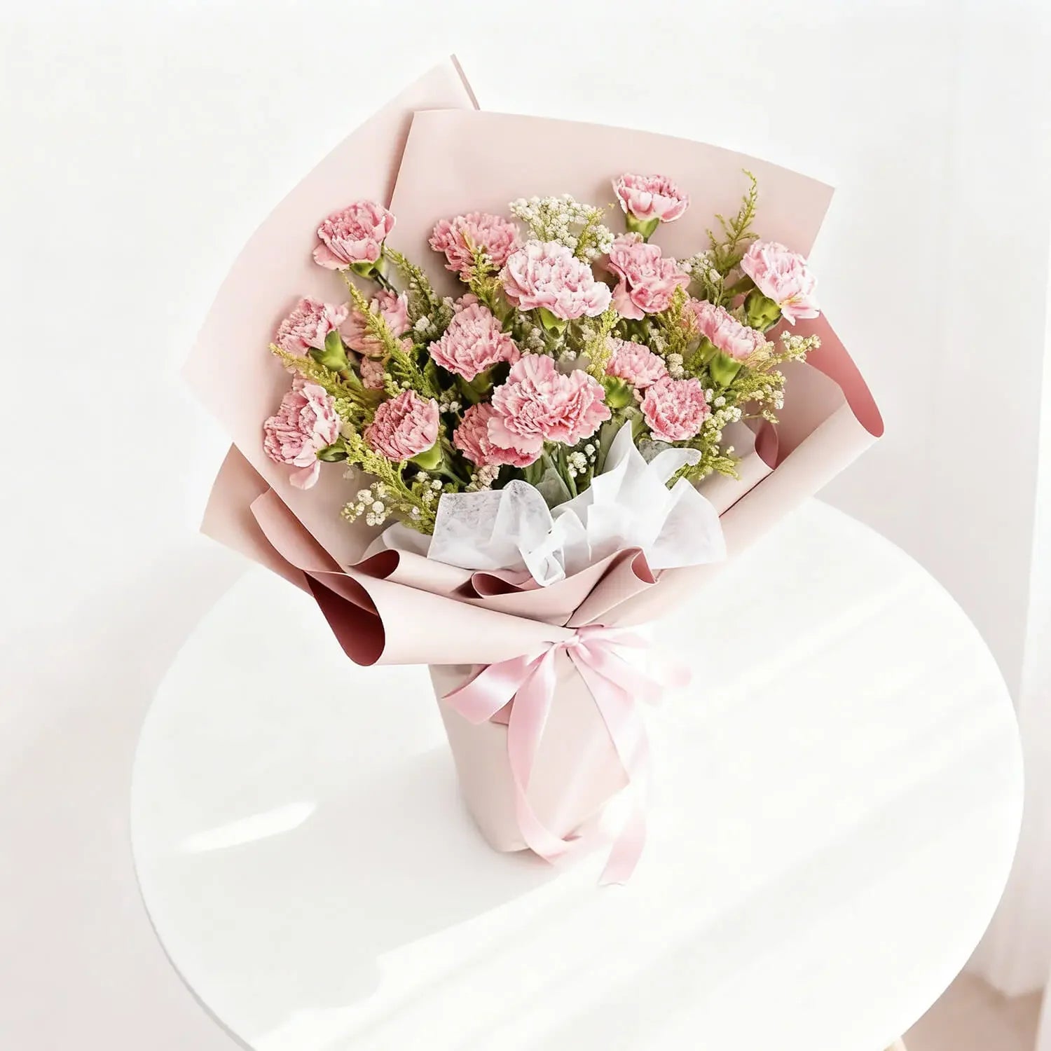 Buket bunga mawar merah muda elegan dari online florist, dikemas rapi dengan pita dan kertas pembungkus.