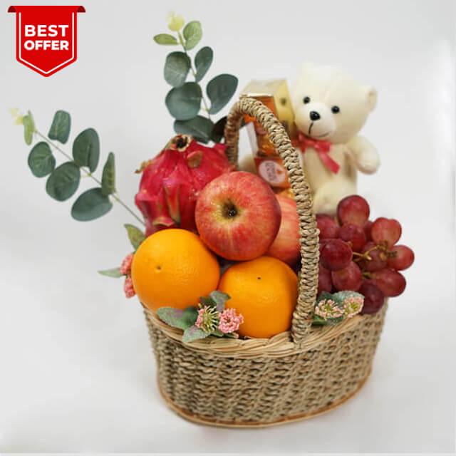 Keranjang buah segar dengan boneka beruang, penawaran terbaik dari online florist