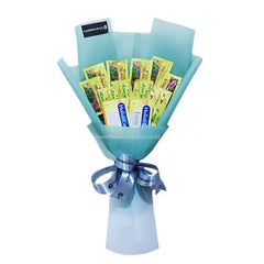 Bouquet teh herbal unik dari online florist, dibungkus kertas biru muda dengan pita elegan