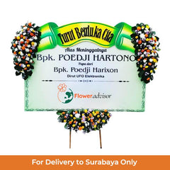 Karangan bunga duka cita online florist untuk Surabaya, bunga berwarna cerah dengan pita hijau dan logo FlowerAdvisor