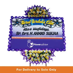 Bunga papan duka cita online florist untuk pengiriman ke Solo, elegan dengan bunga kuning dan ungu