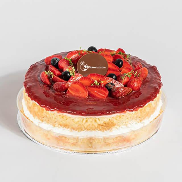 Kue stroberi segar dengan saus merah, buah-buahan, dan logo FlowerAdvisor — online florist terpercaya.