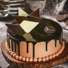 Kue cokelat mewah dengan hiasan cokelat geometris, kirim dari online florist terpercaya