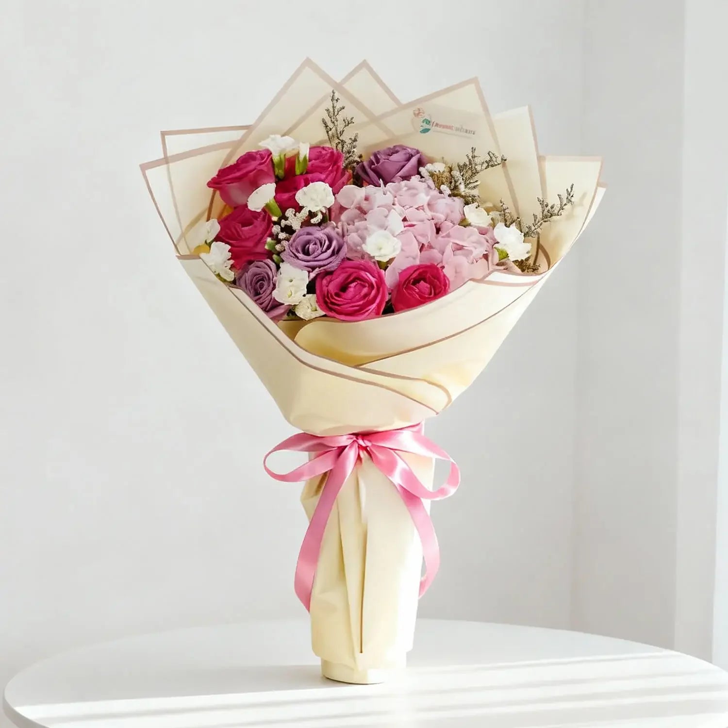 Bouquet bunga mawar merah muda dan ungu dari online florist, dikemas elegan dengan pita pink