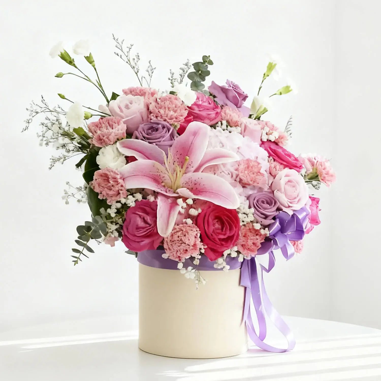 Bunga segar dalam box dengan lili pink, mawar, dan pita ungu, layanan online florist terpercaya