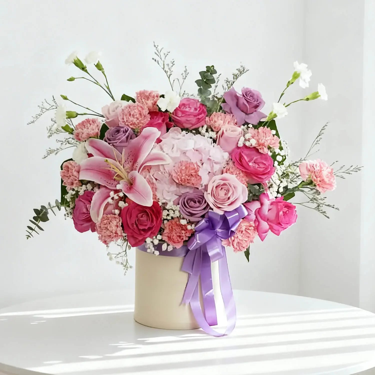 Buket bunga mawar pink, lili, dan hydrangea dalam box, hiasan pita ungu. Online florist terpercaya untuk hadiah spesial.
