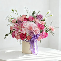 Buket bunga mawar pink, lili, dan hydrangea dalam box, hiasan pita ungu. Online florist terpercaya untuk hadiah spesial.
