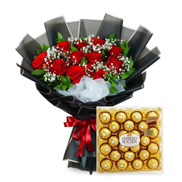 Buket mawar merah elegan dengan cokelat Ferrero Rocher, ideal untuk hadiah dari online florist terpercaya.