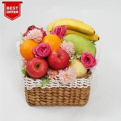 Keranjang buah segar dengan bunga mawar pink, apel, jeruk, pisang, dan mangga — online florist terpercaya