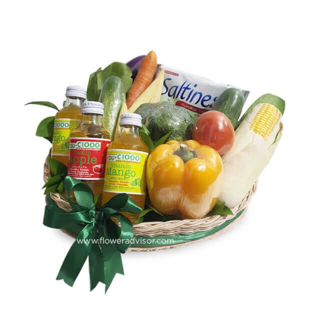 Keranjang buah dan sayur segar dengan minuman vitamin, cocok untuk hadiah dari online florist