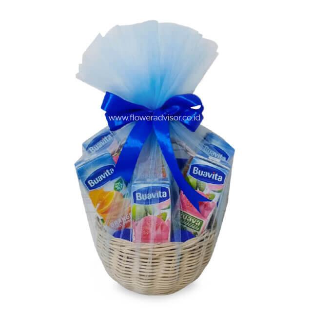 Keranjang hadiah Buavita dengan pita biru, dikirim oleh online florist terpercaya