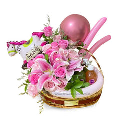 Bunga mawar dan lili pink dalam keranjang bayi, balon, dan minuman — online florist